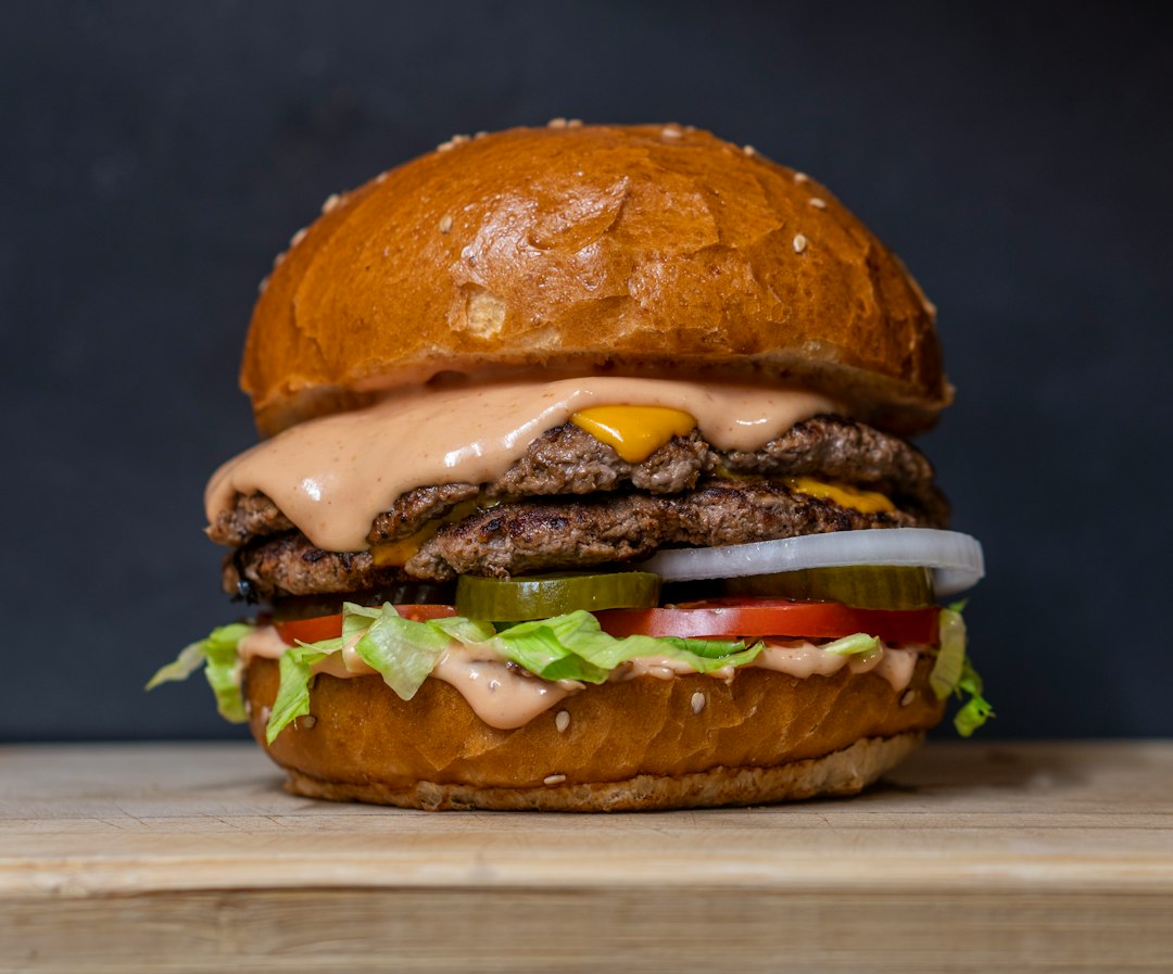 Services burger-with-lettuce-and-tomatoes-sc5stpmrvfk